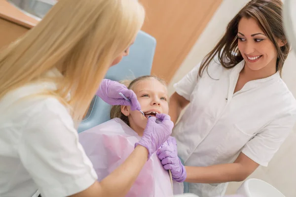 Chica visita dentista oficina — Foto de Stock