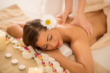 Spa merkezinde genç kadın