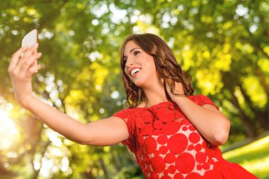 Parktaki güzel genç kadın.