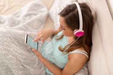 gülümseyen kız yatakta rahatlatıcı 