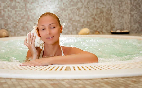 Schöne Frau in der Therme — Stockfoto