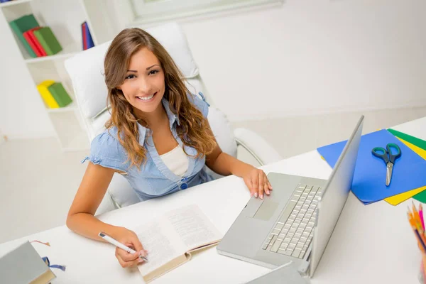 Young female student — Stock Photo, Image