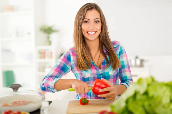 Donna che prepara il cibo — Foto Stock