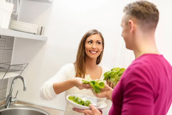 Young Couple In Kitchen — Stock Photo, Image