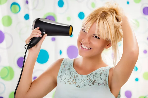 Menina fazendo penteado — Fotografia de Stock