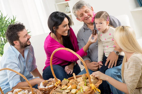 Gelukkige familie met manden gevuld met gebakken goederen — Stockfoto