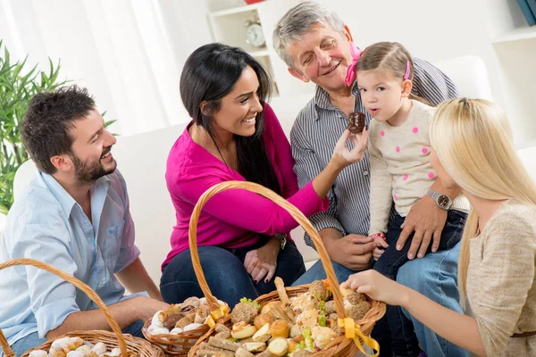 Famille heureuse avec des paniers remplis de produits de boulangerie — Photo