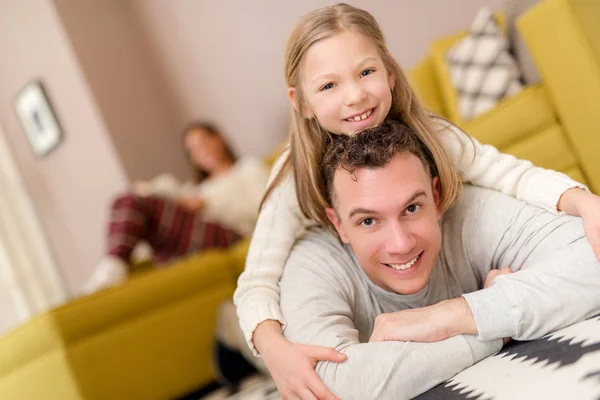 Family Relaxing At Home — Stock Photo, Image