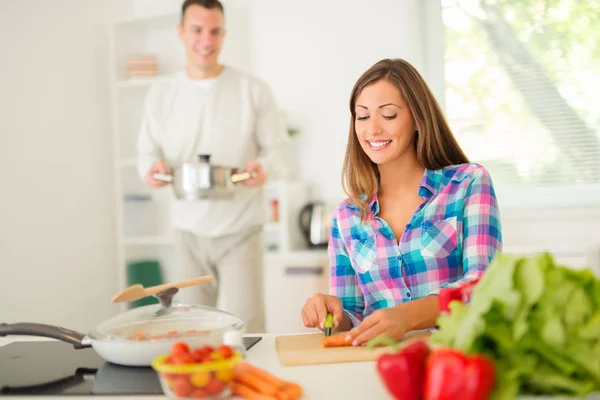 Young Couple In Kitchen — Stock Photo, Image
