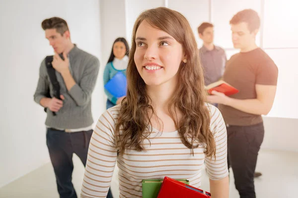 Beaux jeunes étudiants — Photo