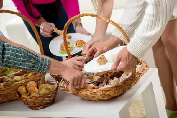 Woven baskets full of baked goods — Stock Photo, Image