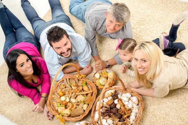 幸福的家庭，着篮子装满烤货物 — 图库照片