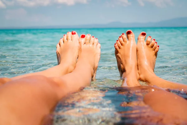 Zwei Freundinnen genießen am Strand — Stockfoto