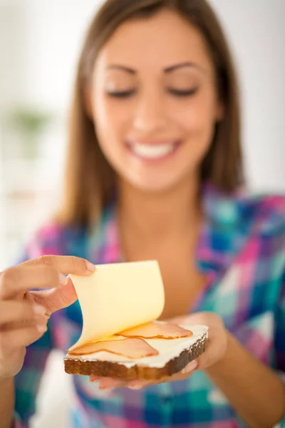 Vrouw verse Sandwich maken — Stockfoto