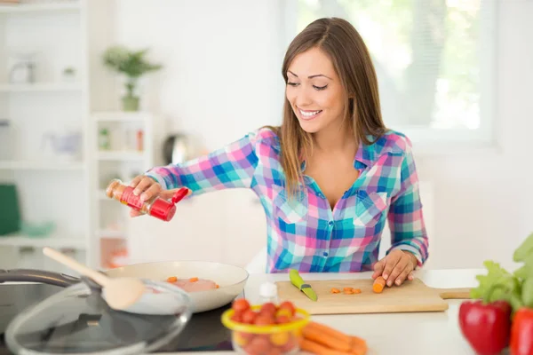 Kadın yemek hazırlıyor — Stok fotoğraf