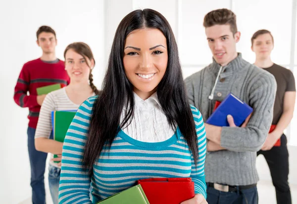 Belos jovens estudantes — Fotografia de Stock