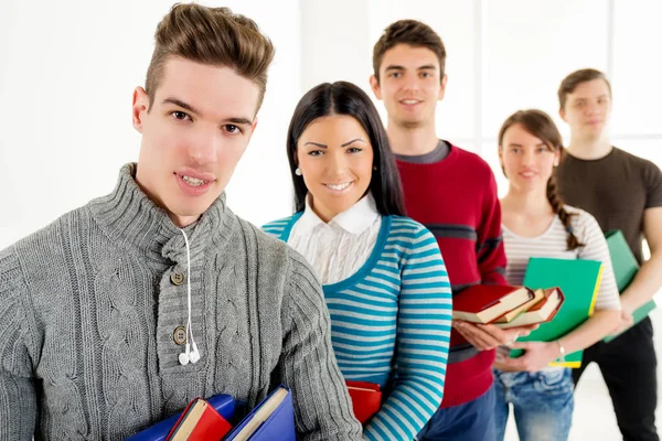 Mooie jonge studenten — Stockfoto