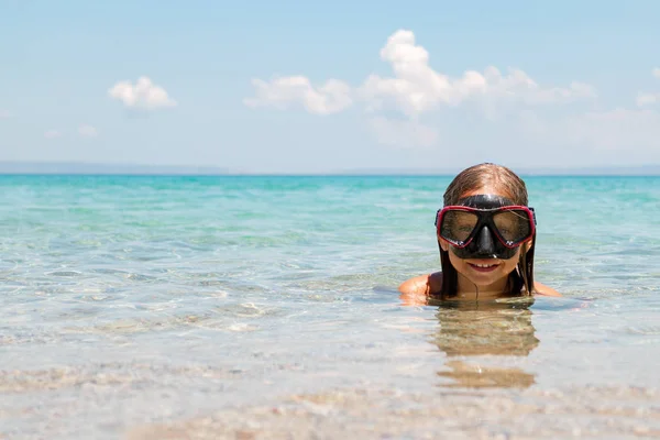 Liten flicka på stranden — Stockfoto