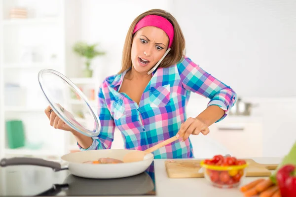 Kvinna laga mat — Stockfoto