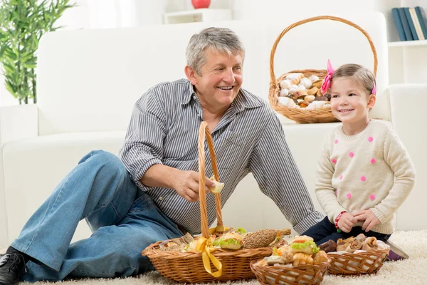 Abuelo y nieta en casa — Foto de Stock