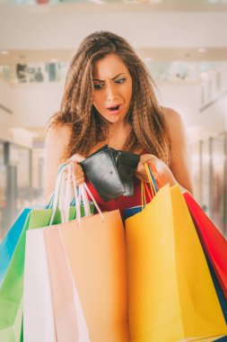 boş cüzdan ve çanta tutan kadın