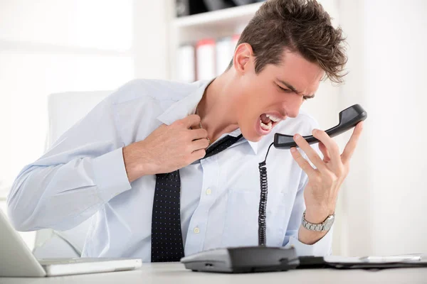 Podnikatel, křičí na telefonu — Stock fotografie