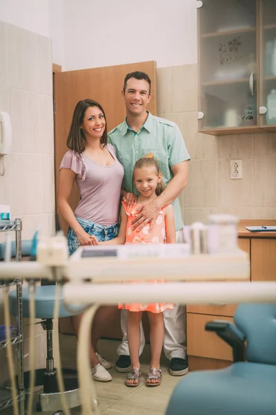 Família em visita no consultório odontológico — Fotografia de Stock