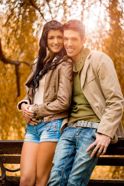 Pareja joven disfrutando en el parque — Foto de Stock