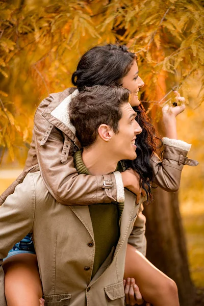 Paar genießt Huckepack im Wald — Stockfoto
