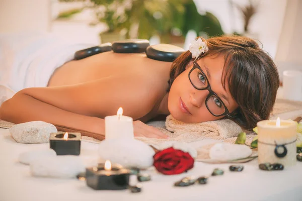 Kobieta korzystających podczas masażu pleców — Zdjęcie stockowe