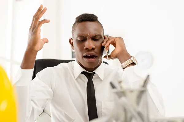 Empresario africano sentado en el cargo —  Fotos de Stock