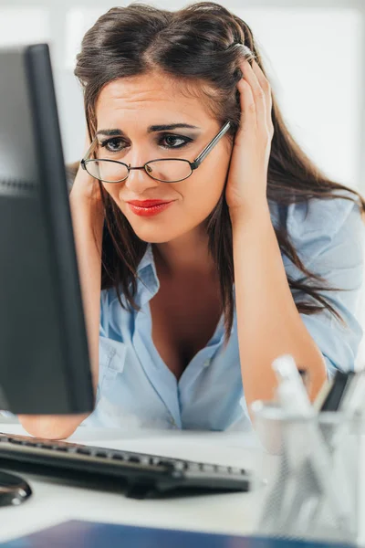 Geschäftsfrau sitzt vor Monitor — Stockfoto