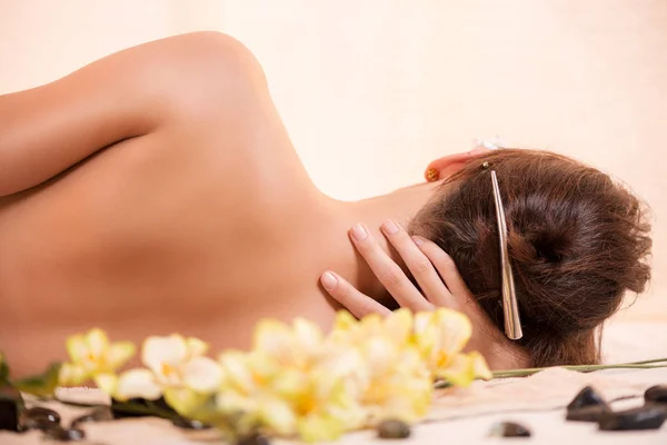 Woman relaxing at spa center — Stock Photo, Image