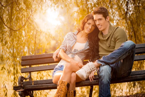Paar sitzt auf Bank im Park — Stockfoto