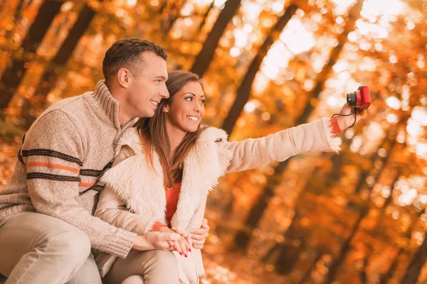 Pareja tomando selfie en el bosque — Foto de Stock