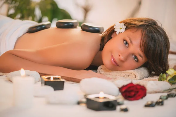 Mujer disfrutando durante masaje de espalda — Foto de Stock
