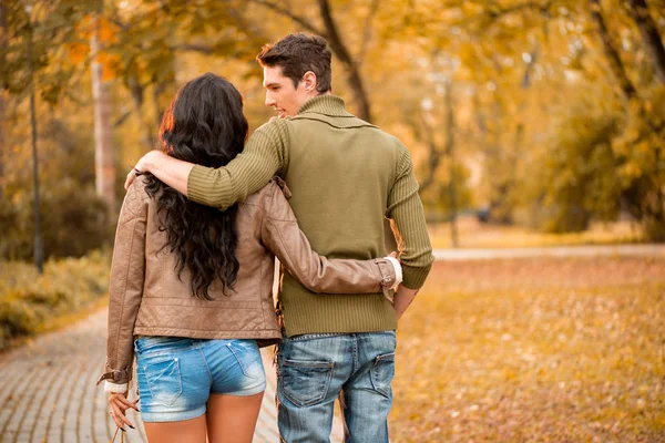 Couple aimant marchant dans le parc — Photo