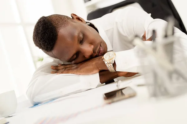 Empresário africano sentado no cargo — Fotografia de Stock