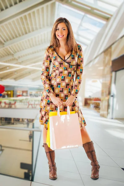 Mujer con bolsas de compras multicolores — Foto de Stock