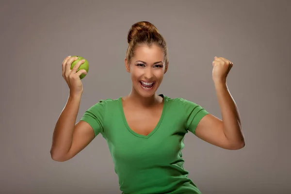 Framgångsrik kvinna anläggning grön äpple — Stockfoto