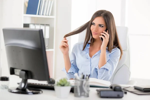 Empresária falando no celular no escritório — Fotografia de Stock