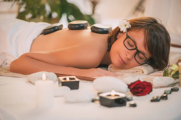 Mujer disfrutando durante masaje de espalda — Foto de Stock