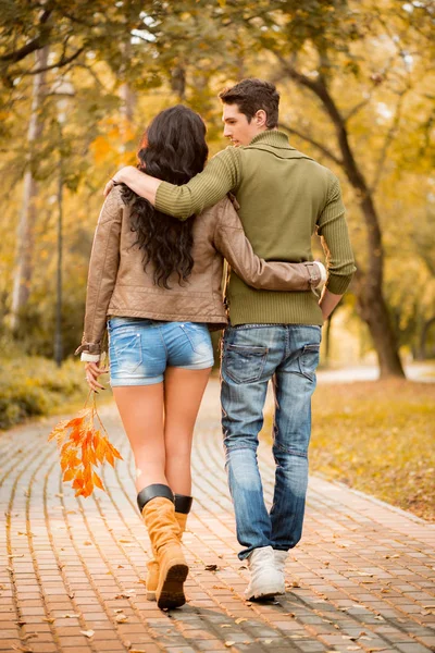 Couple aimant marchant dans le parc — Photo