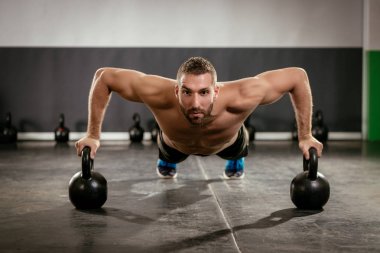  Push-up egzersiz yapan erkek 