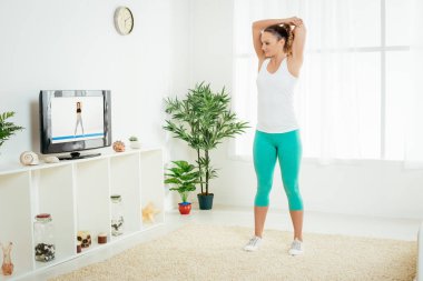 Ellerini uzanan kadın