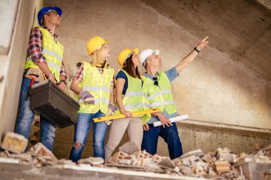 Dört inşaat mimarlar