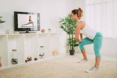 Bacaklarını uzanan kadın