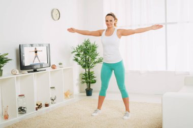 Egzersiz yapan genç bir kadın. 