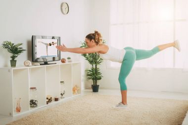 Egzersiz yapan genç bir kadın. 