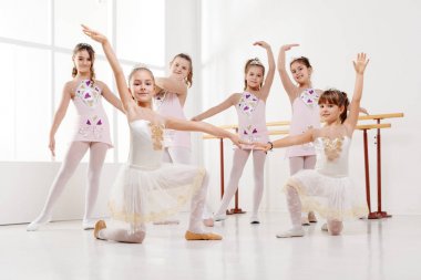 Gülümseyen kız elbiseler